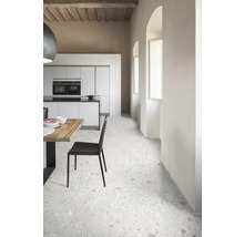 Heller Raum mit Terrazzoboden, Esstisch und Küchenzeile