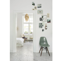 Heller Raum mit Türöffnung zum Schlafzimmer, dekoriert mit Fotos und einer Pendelleuchte