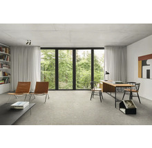 Modernes Arbeitszimmer mit Schreibtisch, Stühlen und Bücherregal vor einem großen Fenster.