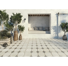 Terrasse mit Dekoration: Sitzbereich, Pflanzen in Töpfen und Bodenfliesen im Vintage Stil.