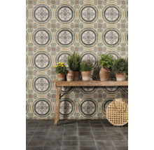 Szene mit gemusterten Wandfliesen, Holztisch mit Topfpflanzen und Bodenfliesen.