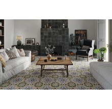 Wohnzimmer mit Fliesenboden in dekorativem Muster, Sofa, Sessel und Kamin