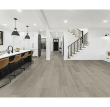 Heller Raum mit grauen Holzböden, Treppe und Kücheninsel