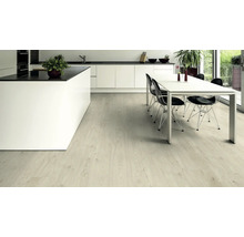 Heller Holzboden in einem modern eingerichteten Küchenbereich.