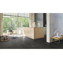 Heller, moderner Raum mit großer Fensterfront, Kücheninsel und dunklem Bodenbelag