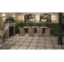 Innenraum mit Sitzgruppe, Tischen und dekorativem Fliesenboden