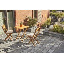 Holzterrasse mit Gartentisch und zwei Stühlen mit Sitzkissen