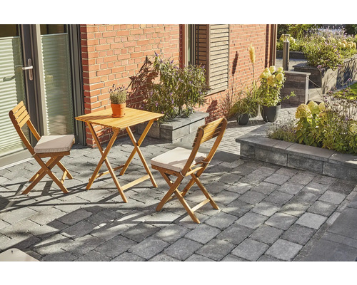 Holzterrasse mit Gartentisch und zwei Stühlen mit Sitzkissen