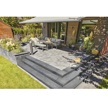 Terrasse mit Gartenmöbeln, Treppe und Bepflanzung in einem modernen Gartendesign.