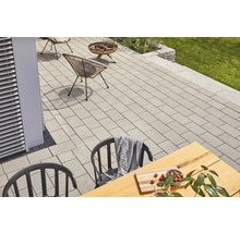 Außenbereich mit Steinterrasse, Gartenmöbeln und Dekorationen