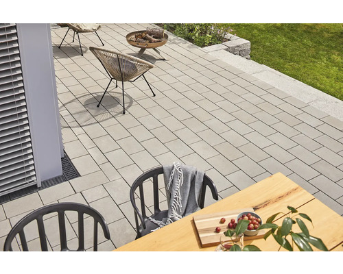 Außenbereich mit Steinterrasse, Gartenmöbeln und Dekorationen