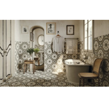 Badezimmer mit Badewanne, Fliesenboden und Fliesenwand