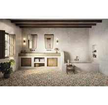 Badezimmer mit Doppelwaschtisch, Badewanne und gemusterten Fliesen