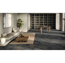 Modernes Wohnzimmer mit dunkelgrauem Fliesenboden, Sofa und Holztisch