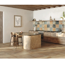 Küchenansicht mit Kücheninsel, Hockern, Holzboden und Wanddekoration