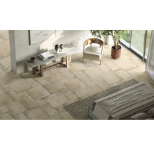 Heller Raum mit Bodenfliesen, Bank und Zimmerpflanze