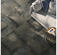 Boden mit rechteckigen Fliesen, Sofa und Beistelltisch