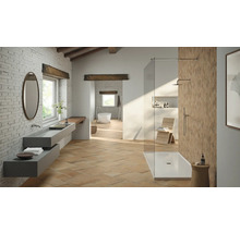 Badezimmer mit Dusche, Waschtisch, Spiegel und Badewanne in hellem Design