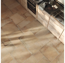 Küchenszene mit Bodenfliesen, Küchenschränken und Spüle