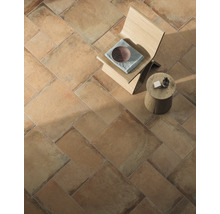 Bodenansicht mit Fliesen, Stuhl und Beistelltisch