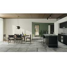 Heller Wohnraum mit Esstisch, Stühlen, Kücheninsel und Bodenfliesen