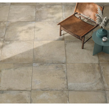 Bodenansicht mit beigefarbenen Fliesen, Stuhl und Beistelltisch