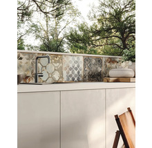 Außenküche mit Spültisch, Armatur und dekorativer Fliesenrückwand