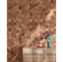 Wandgestaltung mit sechseckigen Fliesen in verschiedenen Erdtönen über einer Kommode