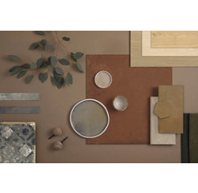 Zusammenstellung von Baumaterialien und Dekorationselementen für die Raumgestaltung.