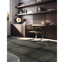 Arbeitszimmer mit Schreibtisch, Stuhl und dunklem Fliesenboden