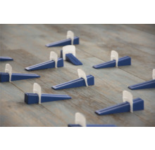 Fliesenverlegekeile und Abstandhalter auf einem Boden