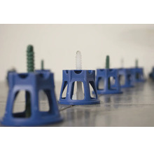 Blaue Montagefüße mit Nivellierschrauben auf dem Boden