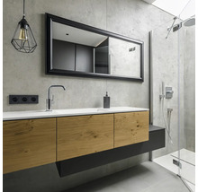 Modernes Badezimmer mit Waschtisch, Spiegel und Dusche