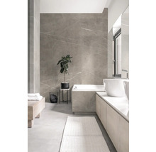 Modernes Badezimmer mit Badewanne, Waschbecken und grauen Marmorfliesen