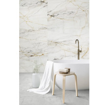 Badezimmer mit Marmorfliesen, Badewanne und Hocker