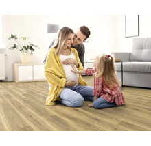 Familie mit Kind auf einem hellen Holzboden im Wohnzimmer.