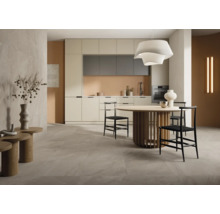 Helle Küche mit Esstisch und Stühlen in modernem Design.