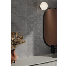 Badezimmer mit grauen Fliesen, Spiegel und Lampe