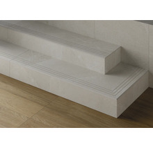 Detailansicht einer Treppe mit Fliesenstufen und Antirutschrillen.