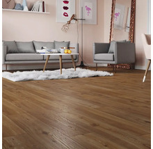 Wohnzimmer mit hellem Holzboden, Sofa, Sessel und dekorativen Elementen