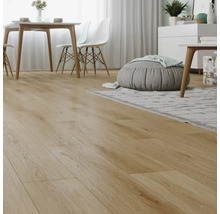 Wohnraum mit hellem Holzboden, Esstisch und Sitzgelegenheit