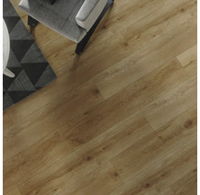 Boden mit Holzoptik, Sessel und Teppich