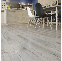 Küchenszene mit hellem Holzlaminatboden, Esstisch und Stühlen