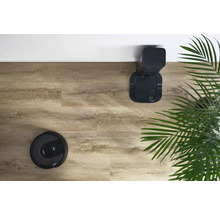 Saugroboter mit Ladestation auf Holzboden