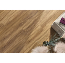 Nahaufnahme eines Bodens mit Laminat in Holzoptik.