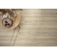 Verlegter Bodenbelag mit Holzstruktur und ein Tisch mit Dekoration