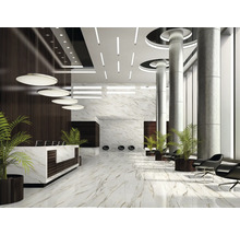 Heller, geräumiger Empfangsbereich mit Marmorboden, Säulen, Sitzgelegenheiten und Pflanzen