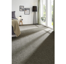 Grauer Teppichboden in einem hellen Schlafzimmer.