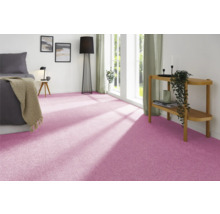 Rosa Teppich in einem hellen Schlafzimmer mit Bett und Nachttisch