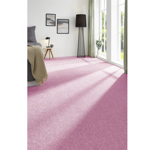 Schlafzimmer mit rosafarbenem Teppichboden, Bett, Stehlampe und Fenster